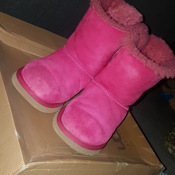 Bailey Bow Uggs (Size 5)*FINAL MARKDOWN* - Picture 2 of 6